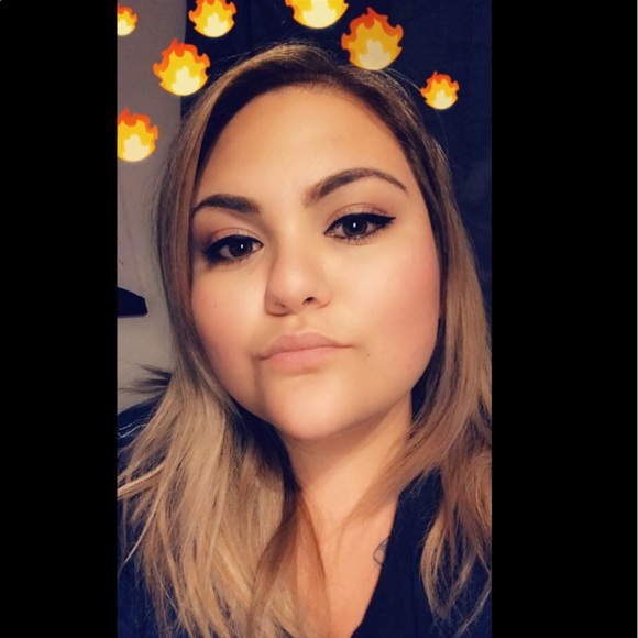 Meet your Poshers, DaPursePlace! - Picture 4 of 15